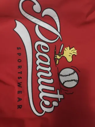 Cazadora bomber Peanuts Pull & Bear roja 