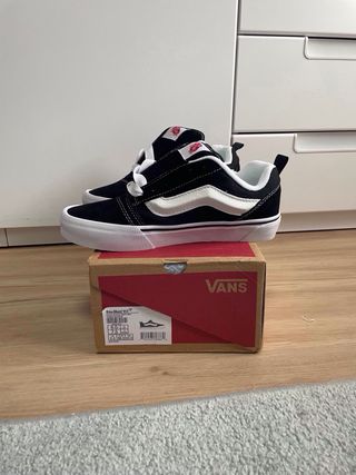 Vans Knu Skool Negras y Blancas