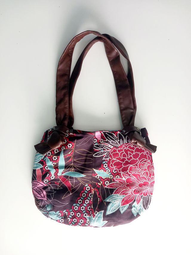 Bolso marrón con estampado floral