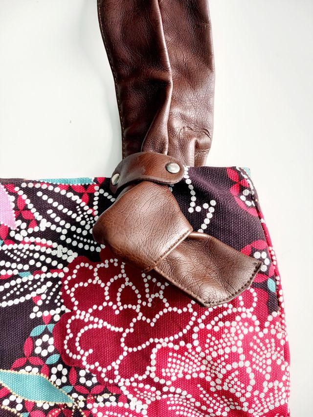 Bolso marrón con estampado floral