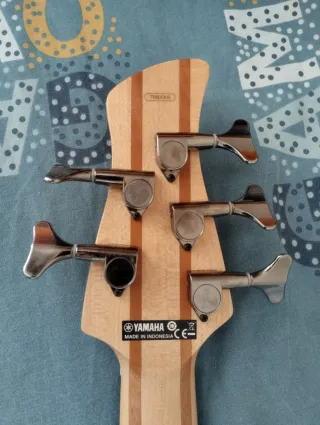 Bajo Yamaha TRBX305 de 5 cuerdas 