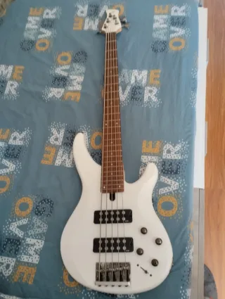 Bajo Yamaha TRBX305 de 5 cuerdas 