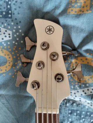 Bajo Yamaha TRBX305 de 5 cuerdas 