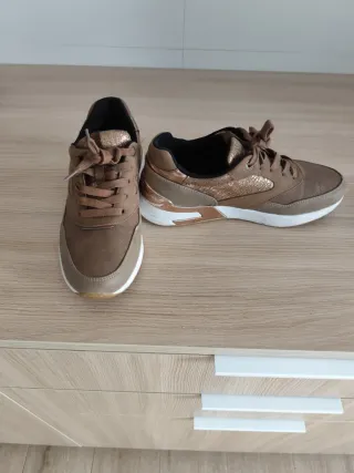 Zapatillas deportivas mujer marrones y doradas