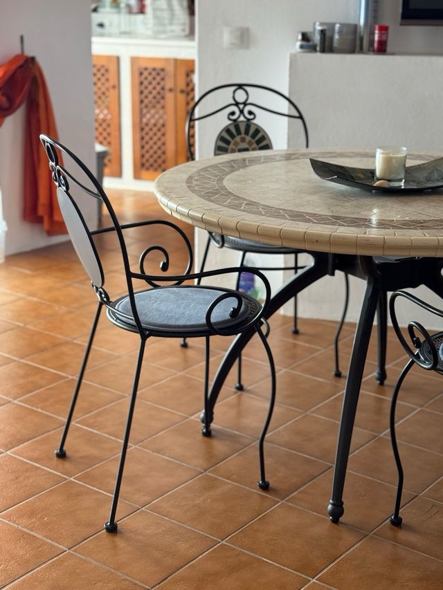 Mesa mosaico con 4 sillas de metal