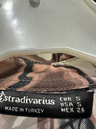 Blusa corta Stradivarius estampado