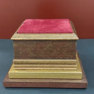 Peana de madera con terciopelo rojo