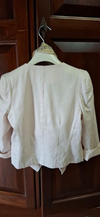 Giacca elegante beige con bottoni oro