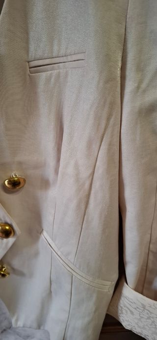 Giacca elegante beige con bottoni oro