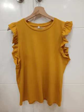 Camiseta amarillo mostaza con volantes 
