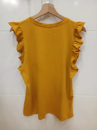 Camiseta amarillo mostaza con volantes 