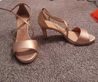 Sandalias DANIELA VEGA doradas tacón