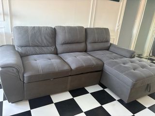 Sofá cama gris oscuro.