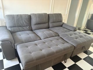 Sofá cama gris oscuro.