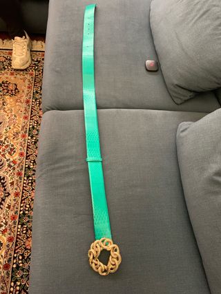 Cintura verde con hebilla dorada