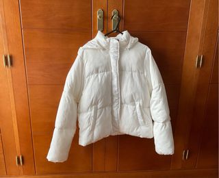 Anorak acolchado blanco con capucha