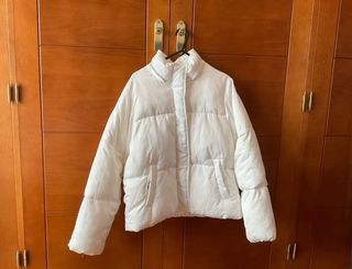 Anorak acolchado blanco con capucha