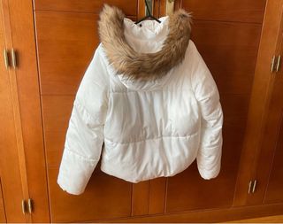 Anorak acolchado blanco con capucha