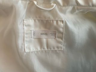 Anorak acolchado blanco con capucha