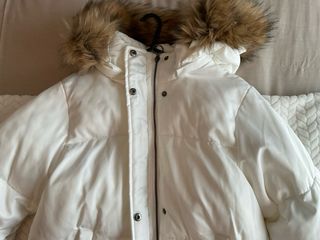 Anorak acolchado blanco con capucha
