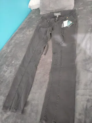 Pantalón Bershka gris mujer.

