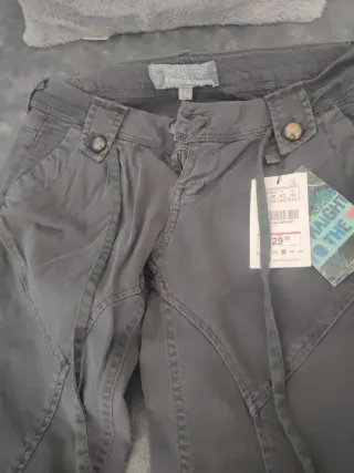 Pantalón Bershka gris mujer.
