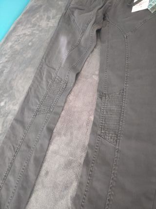 Pantalón Bershka gris mujer.
