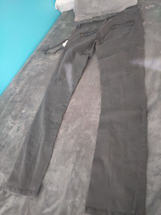 Pantalón Bershka gris mujer.
