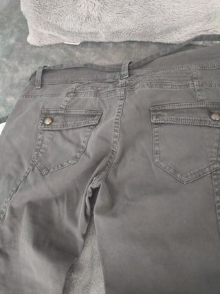 Pantalón Bershka gris mujer.
