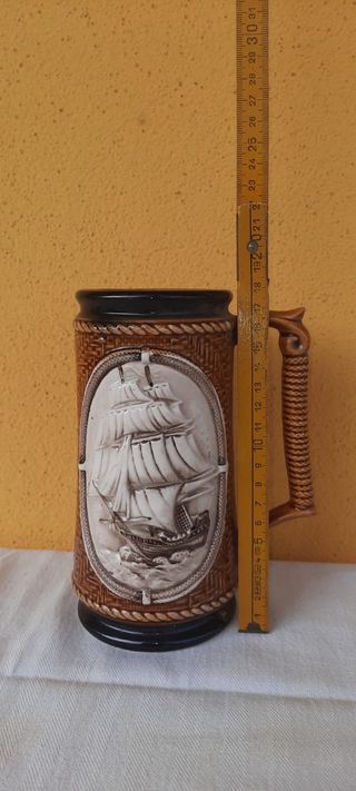 Boccale di birra con nave in rilievo
