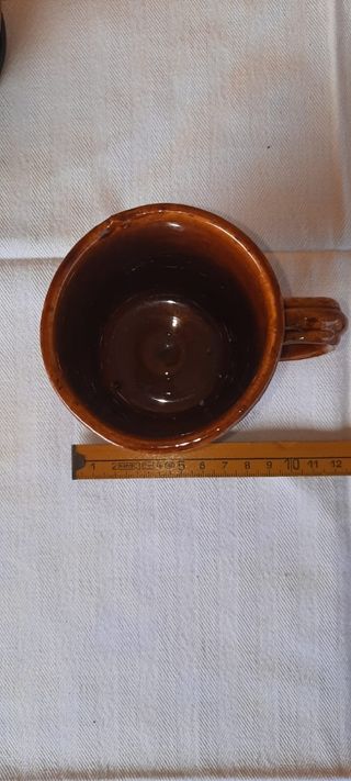 Boccale di birra con nave in rilievo