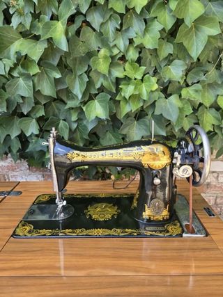 Máquina de coser Singer antigua con mueble