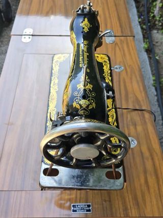 Máquina de coser Singer antigua con mueble
