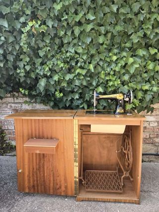 Máquina de coser Singer antigua con mueble