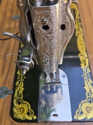 Máquina de coser Singer antigua con mueble