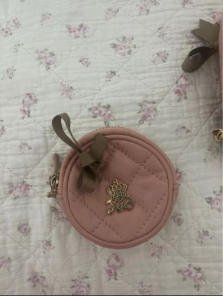 Bolso bandolera rosa y monedero a juego