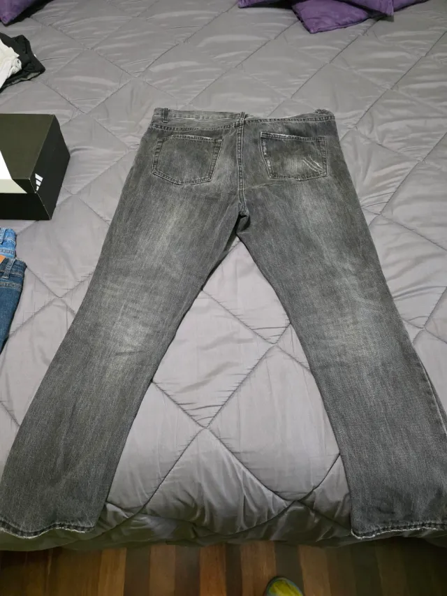 Pantalones vaqueros hombre grises desgastados.