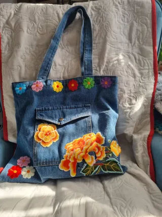 Bolso de tela vaquera artesanal con flores 