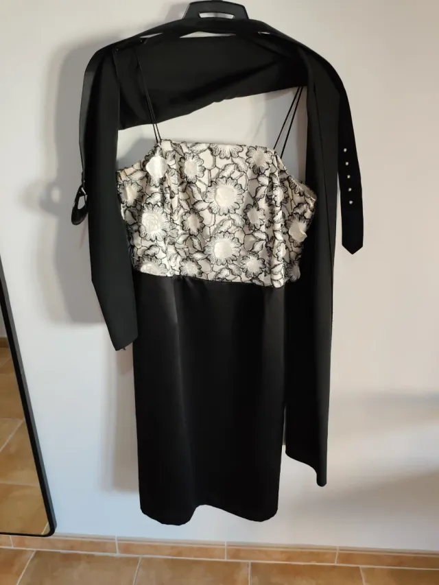 Vestido negro y blanco con estampado floral