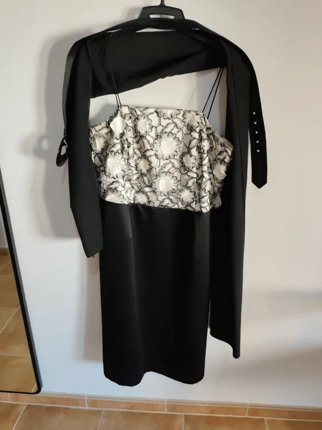 Vestido negro y blanco con estampado floral