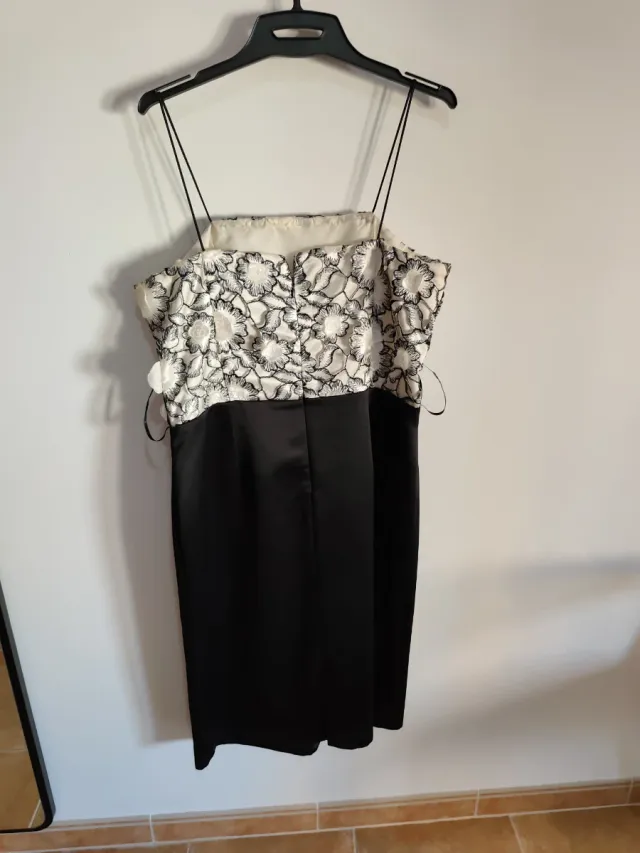 Vestido negro y blanco con estampado floral