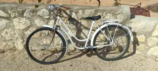 Bicicleta antigua blanca