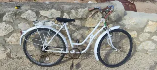 Bicicleta antigua blanca