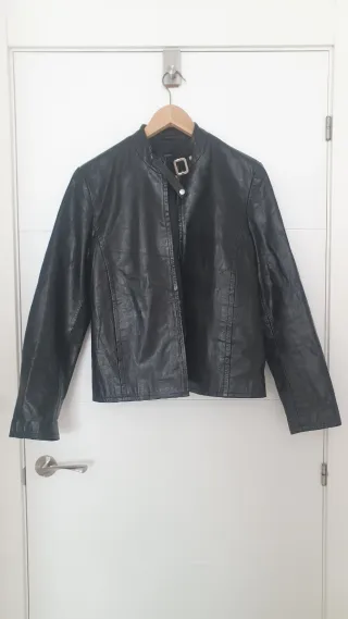 Cazadora de piel negra