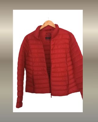 Chaqueta plumífero rojo ultraligero