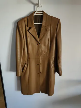 Chaqueta de cuero beige/marrón piel.