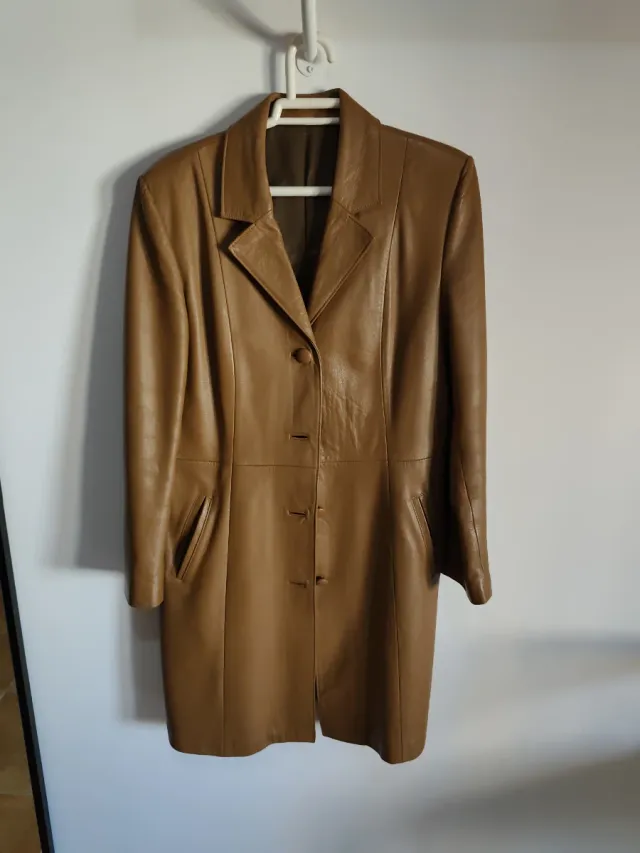 Chaqueta de cuero beige/marrón piel.
