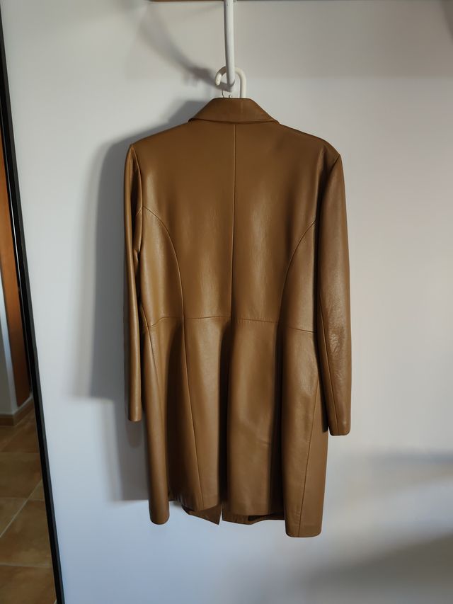 Chaqueta de cuero beige/marrón piel.
