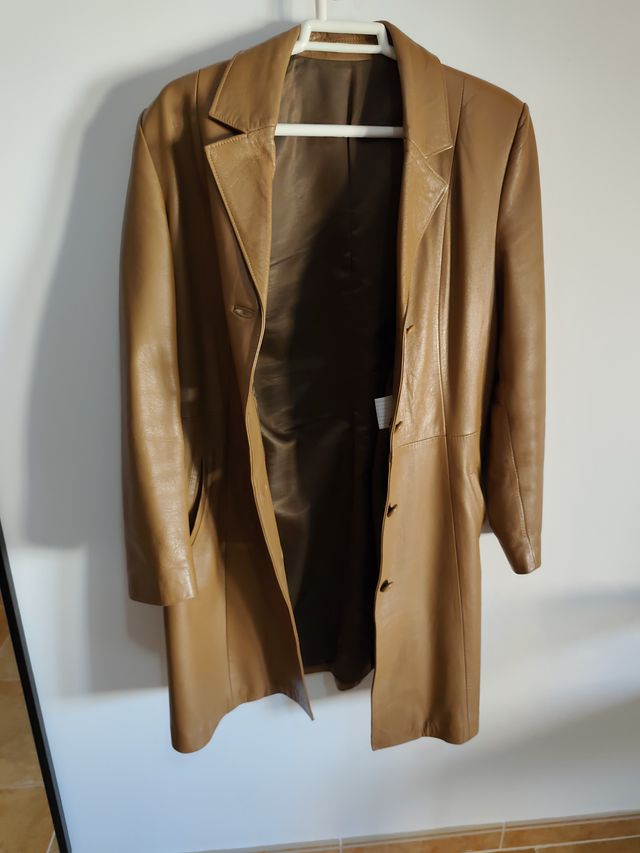 Chaqueta de cuero beige/marrón piel.
