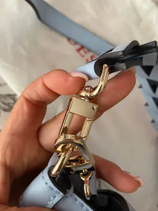 Bolso bandolera Guess azul, detalles en dorado.